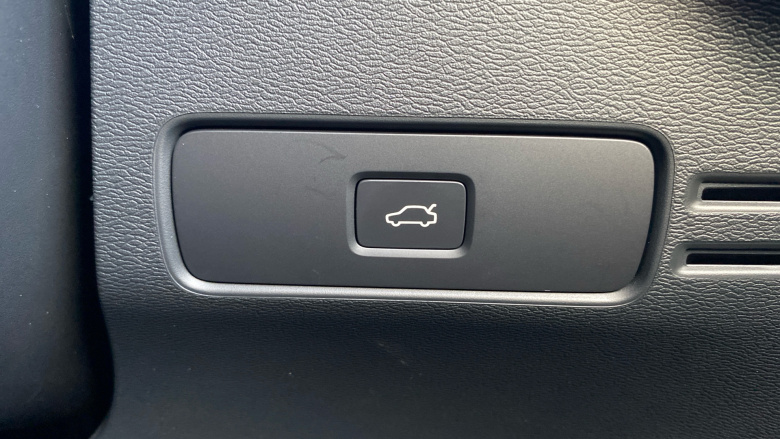 Volvo XC40 2.0 B3P Plus Black Edition 5dr Auto Petrol Estate